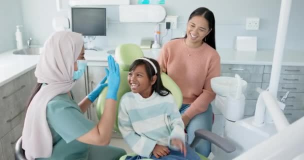 Zubař Dítě Plácnutí Lékařskou Podporu Úspěch Nadšení Pro Čištění Zubů — Stock video