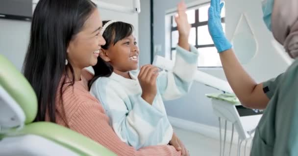 儿科牙医和高五在检查 信任和良好的工作口腔卫生或健康的牙齿 牙齿矫正师咨询的女孩 家长及支持 并祝贺口腔清洁 — 图库视频影像
