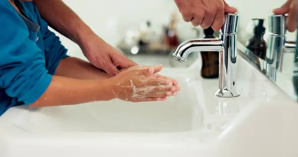 Ruce Čištění Rodiče Pomáhají Dětem Pro Hygienu Zdraví Udržitelnost Vodu — Stock fotografie