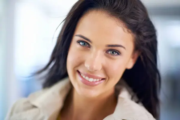 Retrato Sonrisa Mujer Con Felicidad Chica Confiada Excitada Una Sala —  Fotos de Stock
