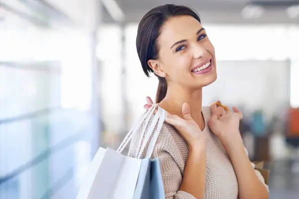 Portret Uśmiech Kobieta Torbami Zakupy Dla Mody Sprzedaży Lub Zniżki — Zdjęcie stockowe