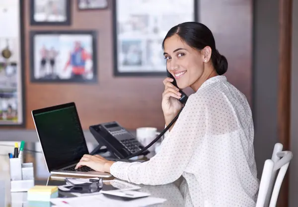 Vrouw Bel Laptop Met Telefoon Portret Glimlach Voor Bureau Met — Stockfoto