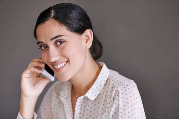 Kadınları Telefon Görüşmesinde Gülümseme Portre Ofis Şirket Çalışanı Mutlu Cep — Stok fotoğraf