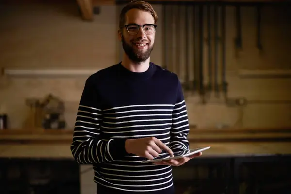 Hombre Feliz Retrato Gafas Con Tablet Para Comunicación Redes Sociales —  Fotos de Stock