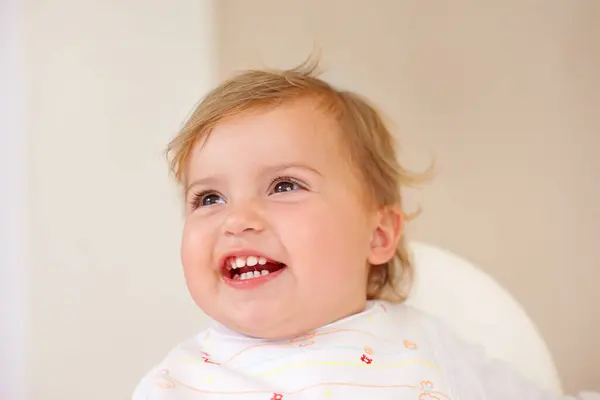 Baby Glimlachen Lachen Voor Lol Spelen Kijken Naar Spel Grap — Stockfoto