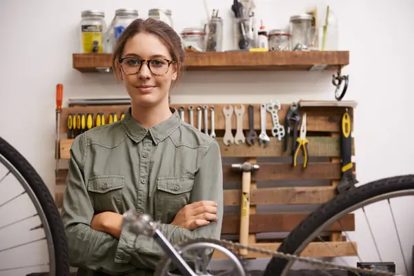 Mecânico Mulher Bicicleta Com Ferramentas Sorrir Oficina Reparação Manutenção Com — Fotografia de Stock