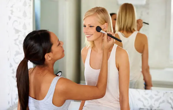 Maquillaje Cepillo Mujer Con Amigo Dormitorio Para Unir Prepararse Juntos — Foto de Stock