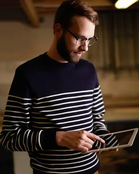 Hombre Creativo Tableta Investigación Con Pantalla Maqueta Para Comunicación Redes —  Fotos de Stock