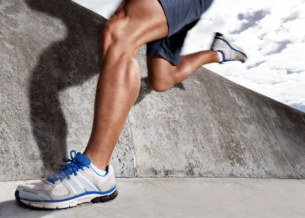 Ноги Тренировки Спортсмен Бегают Дороге Энергией Упражнениями Тренировками Марафона Городе — стоковое фото