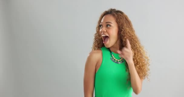 Mujer Excitada Señalando Haciendo Publicidad Con Espacio Maqueta Para Comercialización — Vídeo de stock