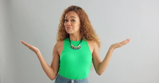 Kadın Beyaz Stüdyo Arka Planında Reklam Pazarlama Tercihi Ile Avuç — Stok video