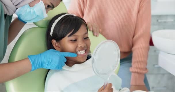 Kind Pediatrische Tandarts Controle Van Tanden Chirurgie Gezinsvriendelijk Onderzoek Van — Stockvideo