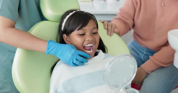 Bambino Dentista Esame Dei Denti Chirurgia Fiducia Paziente Dal Medico — Video Stock