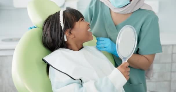 Zahnarzt Frau Und Kind Mit Spiegel Für Zahngesundheit Ergebnisse Und — Stockvideo