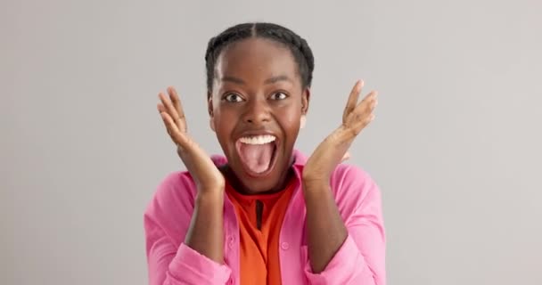 Возбужденная Черная Женщина Сюрприз Хорошими Новостями Победы Празднования Премии Сером — стоковое видео