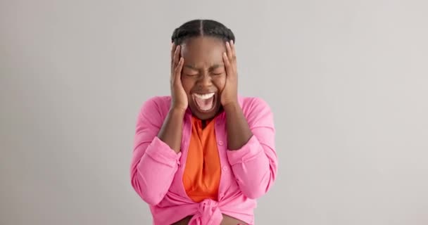 叫び声 そしてスタジオの黒人女性の顔にグレーの背景に精神的な健康危機を抱える手 ストレス 女性モデル 失敗または欲求不満 恐怖または災害を過大評価する — ストック動画