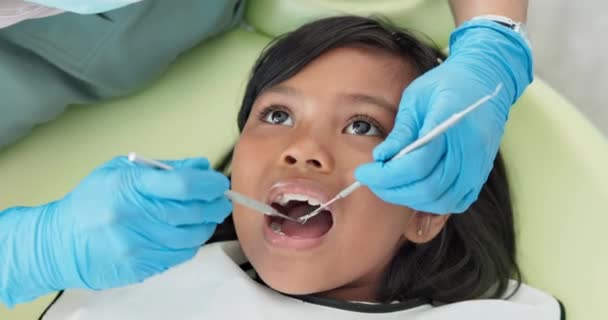 Meisje Pediatrische Tandarts Controle Van Tanden Stoel Gezinsvriendelijk Onderzoek Voor — Stockvideo