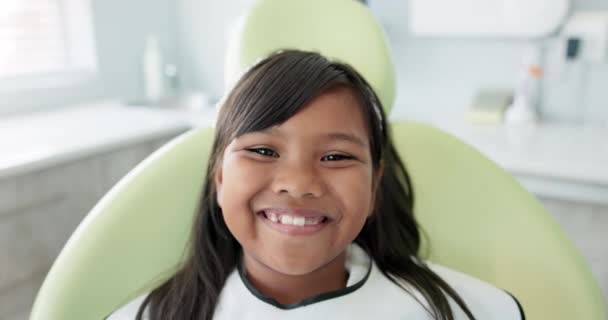 牙科医生 微笑和儿童的脸 牙齿矫正和健康的医疗健康 为医疗保健 口腔卫生和诊所信心而提供的牙科护理 女性病人的快乐和肖像 — 图库视频影像