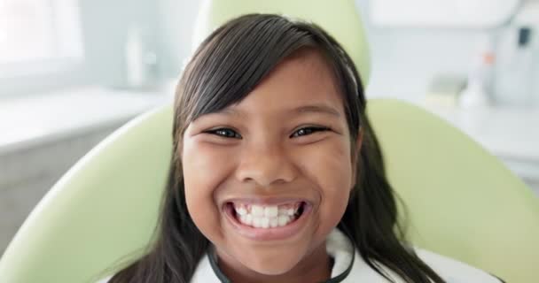 用于儿童牙齿 牙齿矫正和健康的衣服 牙医和面部护理 为健康 口腔卫生及诊所信心而设的牙科护理 女性病人的微笑及肖像 — 图库视频影像
