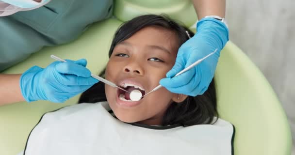 Ребенок Детский Стоматолог Осмотр Зубов Кресле Семейное Обследование Предмет Здоровья — стоковое видео