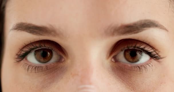 Zbliżenie Oczy Kobieta Widzeniem Badanie Twarzy Jaskry Optyczną Oceną Portret — Wideo stockowe