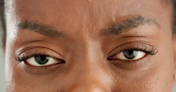 Zmatený Žena Detailní Záběr Očí Zamračením Pro Namáhání Optickou Péči — Stock video