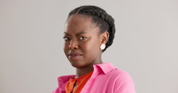 Mujer Africana Cara Con Estudio Disgusto Encogimiento Por Reacción Las — Vídeo de stock