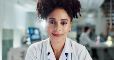 Tıp, araştırma ve biyoteknoloji için siyah kadının bilim, laboratuvar ve yüzü. Aşı geliştirme, ilaç ve deney için bilim adamlarının portresi..