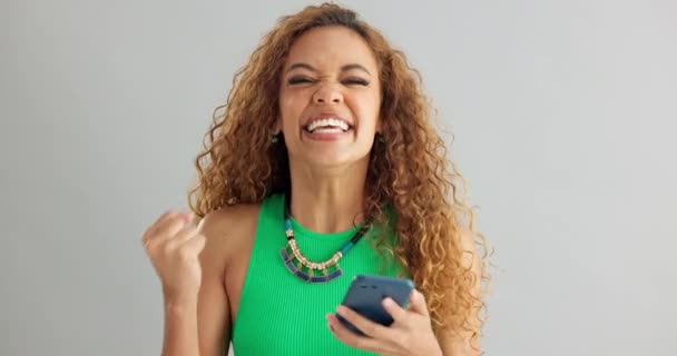 Mulher Excitada Vencedora Telefone Com Boas Notícias Para Loteria Prêmio — Vídeo de Stock
