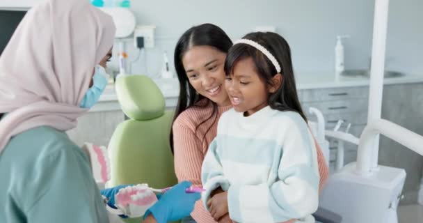 Criança Dentista Educação Escovar Dentes Escritório Demonstração Familiar Higiene Dentária — Vídeo de Stock