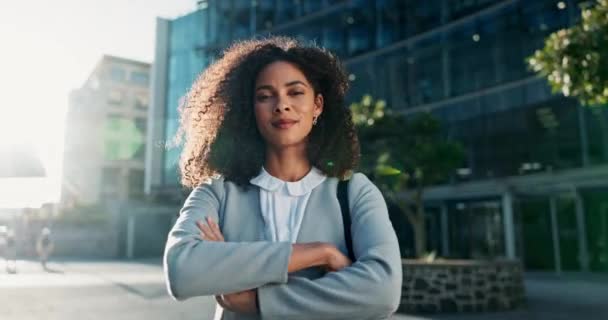 Yüz Mutlu Kadın Şehir Caddesinde Kollarını Kavuşturmuş Olumlu Bir Tutum — Stok video