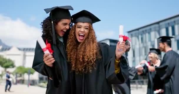 Nsanlar Arkadaşlar Mezuniyette Sertifikayla Kucaklaşmak Başarı Üniversitede Kutlama Için Mutlu — Stok video