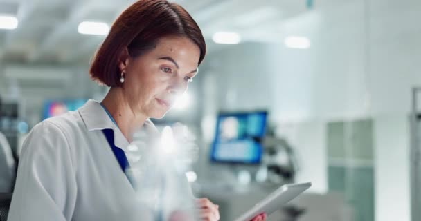 Ciencia Laboratorio Mujer Madura Tableta Para Análisis Médico Investigación Informe — Vídeos de Stock