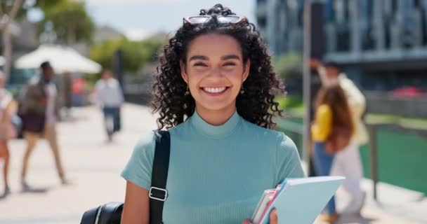 大学のための街で幸せな顔と女性は 屋外通勤 将来のキャリア目標のためのキャンパスに関する本を持つ女性学生の教育 大学および肖像画 — ストック動画