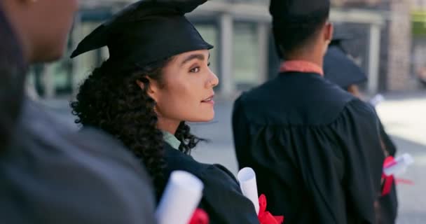 Feliz Graduação Rosto Mulher Com Estudantes Universidade Linha Com Diploma — Vídeo de Stock
