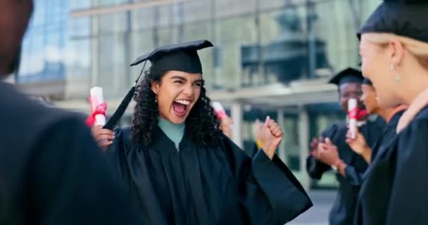 毕业时的女性 朋友和拥抱 在校园里有证书 成功或为目标而庆祝 个人和拥抱与文凭 多样性或鼓励支持与成就在大学 — 图库视频影像