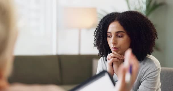 Terapi Danışmanlık Kadın Terapist Tavsiyesi Konuşma Kanepede Destek Için Ruh — Stok video