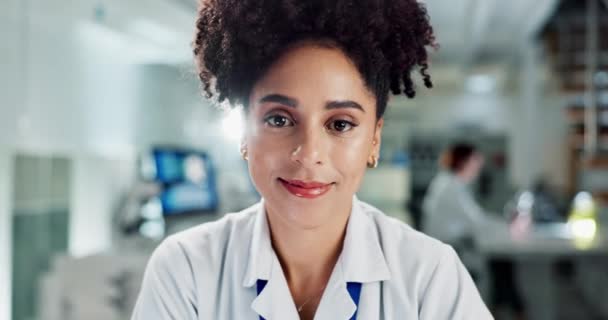用于医学 研究和生物技术的黑人妇女的科学 实验室和面部 用于疫苗研发 医药和实验的科学家的医疗保健 医药和肖像 — 图库视频影像