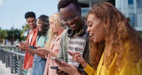 Grupo Estudantes Smartphones Para Mensagens Texto Universidade Aplicativo Móvel Compartilhar — Vídeo de Stock