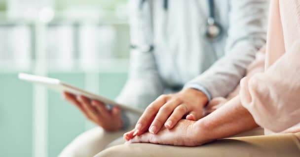 Tablet Sağlık Desteği Için Eller Hastanede Danışmanlık Teşhis Veya Tedavi — Stok video