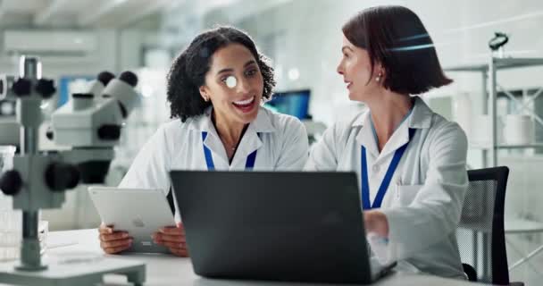 研究室の女性 パートナー 科学者は 高い5ノートパソコンとイノベーションの結果で成功を収めています 医薬品研究のための科学 お祝い データ分析のための人々 チームワークおよびサポート — ストック動画