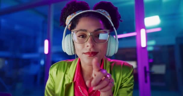 Rostro Sonrisa Mujer Auriculares Neón Escuchando Música Interfaz Digital Retrato — Vídeo de stock