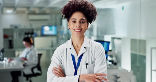 在实验室进行医学分析 研究和医学方面的科学 交叉手臂和脸的黑人妇女 药品和实验科学家的保健 专业和肖像 — 图库视频影像