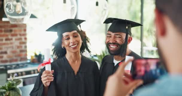 Graduação Estudantes Feliz Com Fotografia Casa Com Certificado Realização Acadêmica — Vídeo de Stock