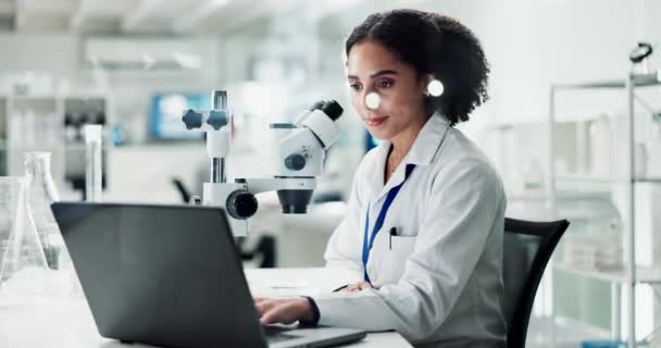 アフリカの女性 顕微鏡 ラップトップの科学のための研究室 思考し 結果を確認します サンプル バクテリア またはコンピュータとアイデアを持つ粒子のための個人 科学者 データ分析 — ストック動画