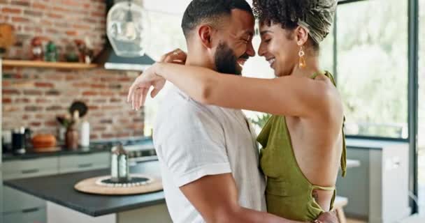 Homem Mulher Abraço Para Dançar Cozinha Com Ligação Conexão Amor — Vídeo de Stock