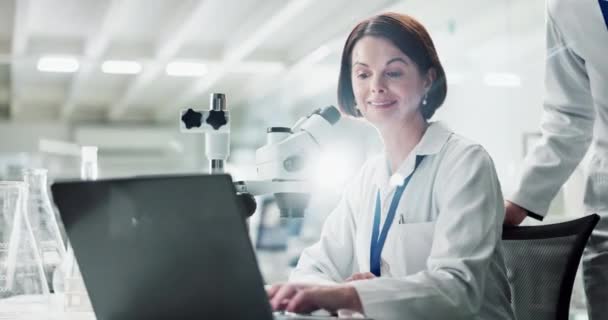 Frauen Partnerinnen Und Wissenschaftlerinnen Labor Mit Laptop Mikroskop Und Checkergebnissen — Stockvideo