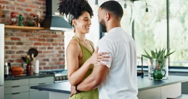 Casal Feliz Amor Romântico Para Abraço Cozinha Ligação Juntos Casamento — Vídeo de Stock