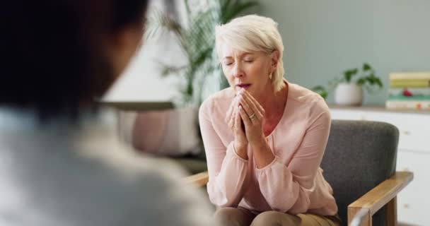Terapia Asesoramiento Mujer Mayor Con Psicólogo Para Consulta Conversación Apoyo — Vídeo de stock