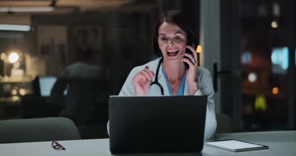 Doctor Woman Phone Call Night Hospital Laptop Sharing Results Reading — Stock Video
